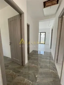 Casa cu 3 camere, Teren 190 mp { Acces rapid STB 440 Piata Sudului } - foto 2