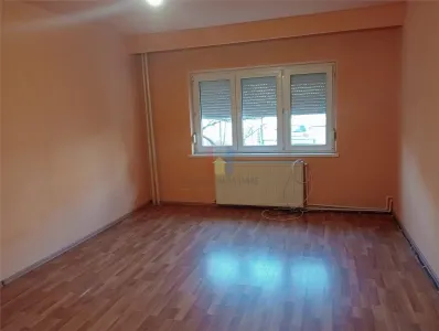 PARTER cu BALCON MARE / 2 camere Decomandat 65 mp, Calarasi 4. - foto 2