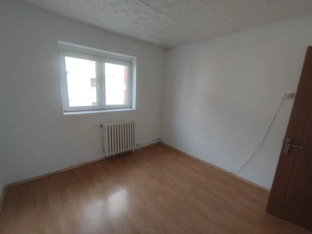 Apartament 3 camere, 72 mp, etaj 3, Aleea Heniu, 88.000 euro - foto 1