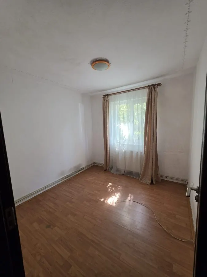 2 camere Gemenii semidecomandat, parter 72500 Euro - foto 1