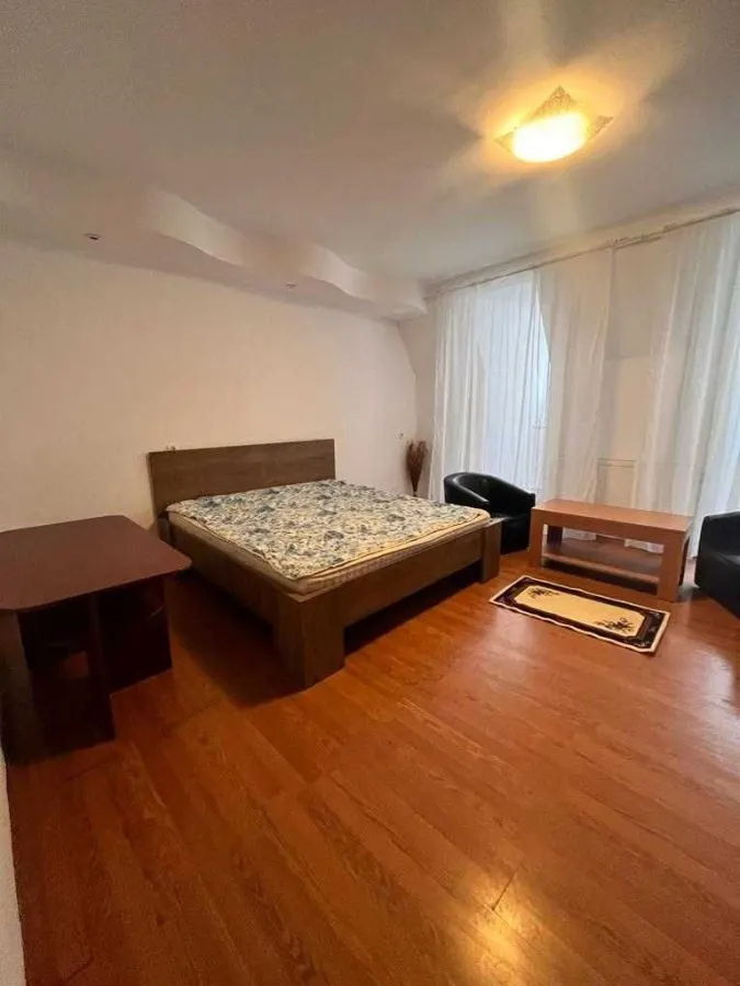 3 CAMERE CENTRUL ISTORIC , BISERICA NEAGRA - foto 1