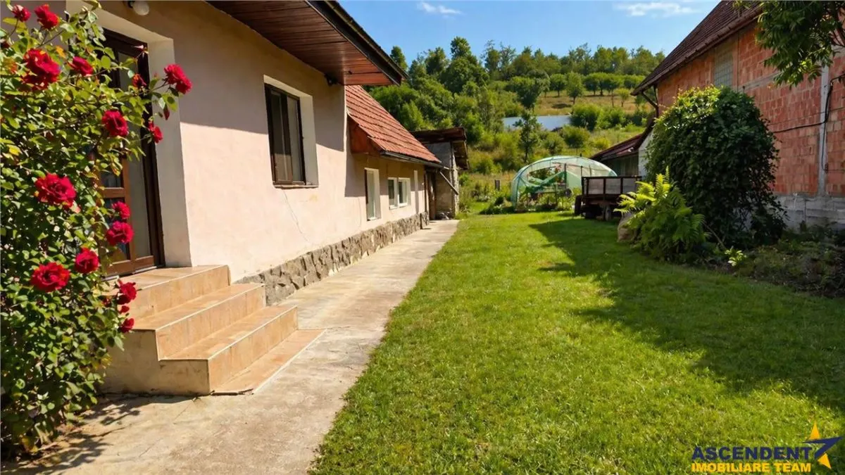 Traditionala casa, cu sursa proprie apa si domeniu de 1.500mp, Persani, Brasov - foto 1