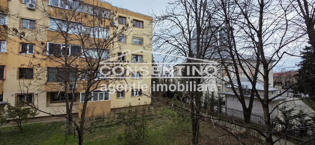 Se vinde apartam. 3 camere , etaj1, liber, Biserica Greci , Pizza Marina - foto 1