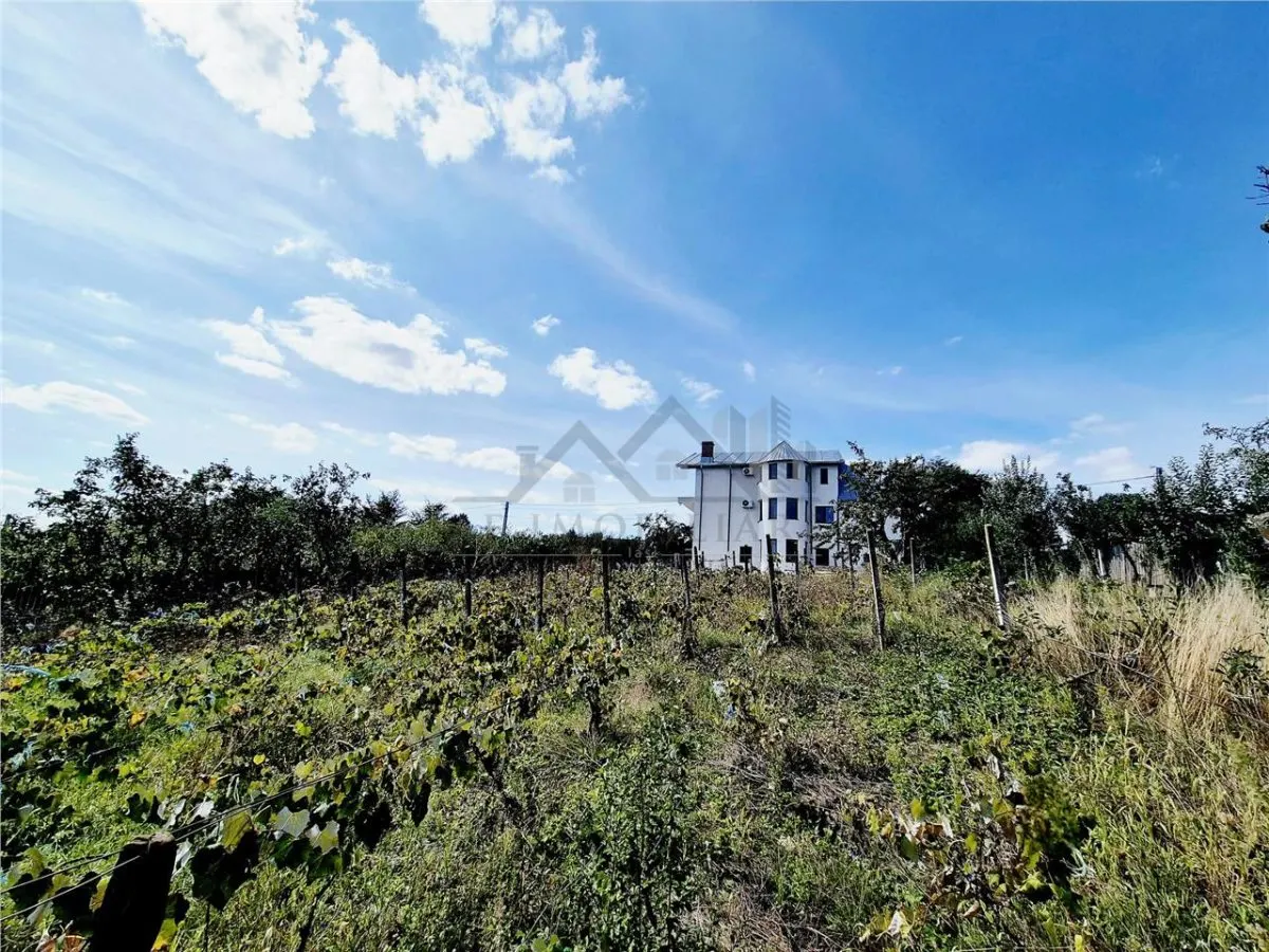 Casa de vanzare cu garaj, 405 mp utili-1500 mp teren - foto 1