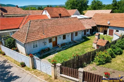 Casa traditionala din lemn, cu sura din piatra, Arcus, Covasna. - Arcus