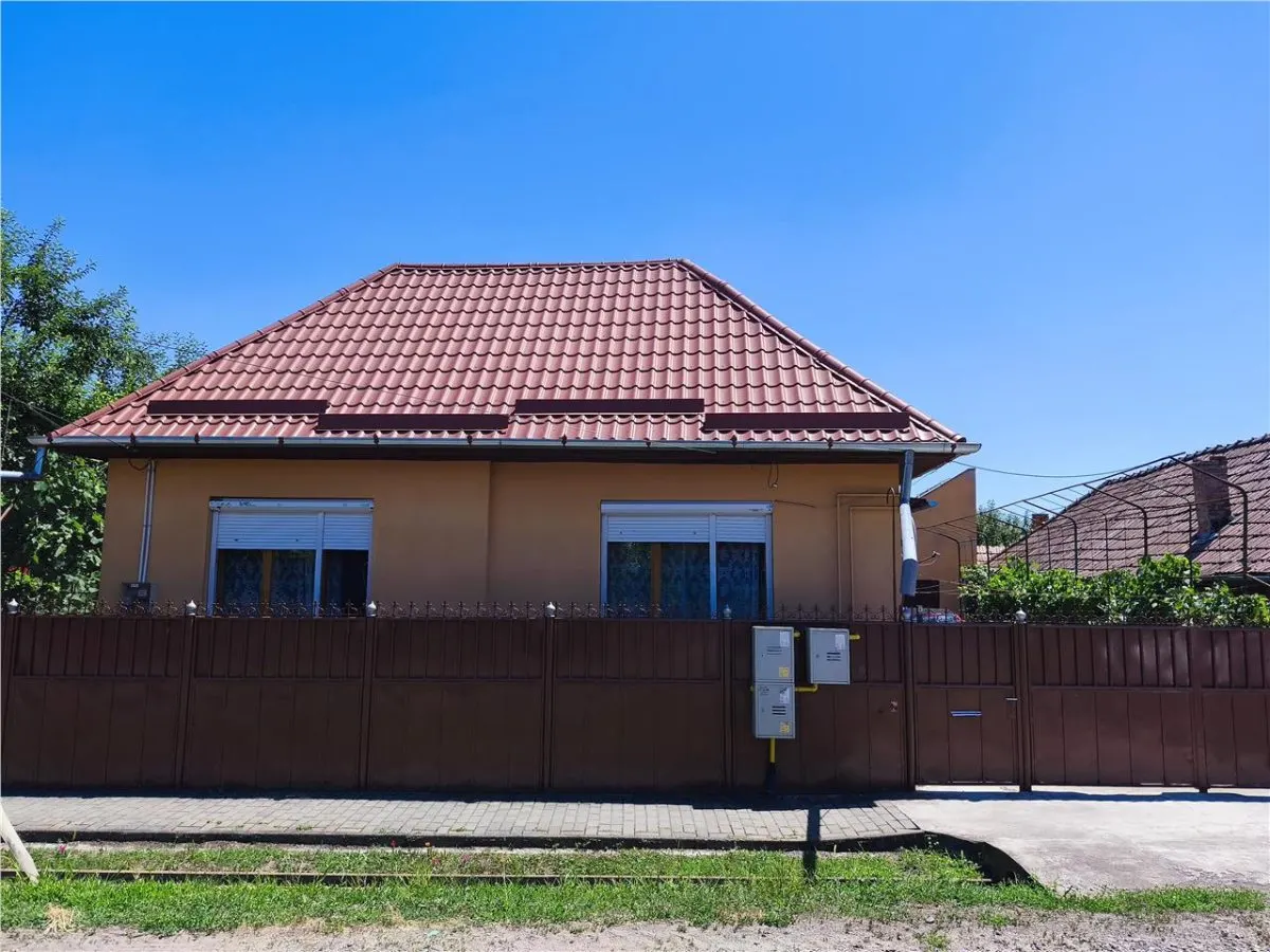 Casa pe un nivel renovata,curte individuala teren 780mp - foto 1