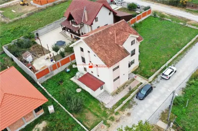 Sanmartin - Vila cu 3 apartamente si potential de inchiriere - Sanmartin