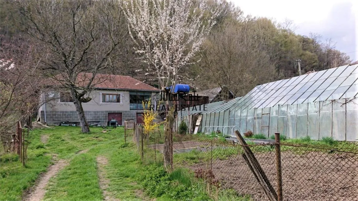 Casa si 3919 mp teren intravilan  in  Bucuresci, jud. Hunedoara - foto 1