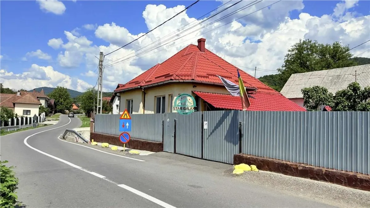 Vand casa cu 5 camere si teren 1040 mp in Toaca - foto 1