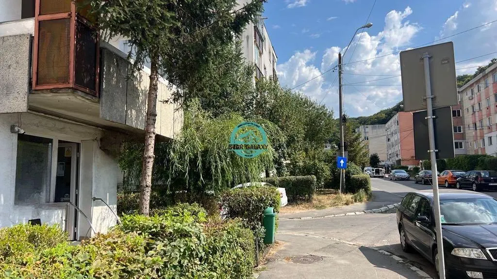 Vand spatiu comercial cu vad foarte bun in Sighisoara situat pe strada Plopilor - foto 1