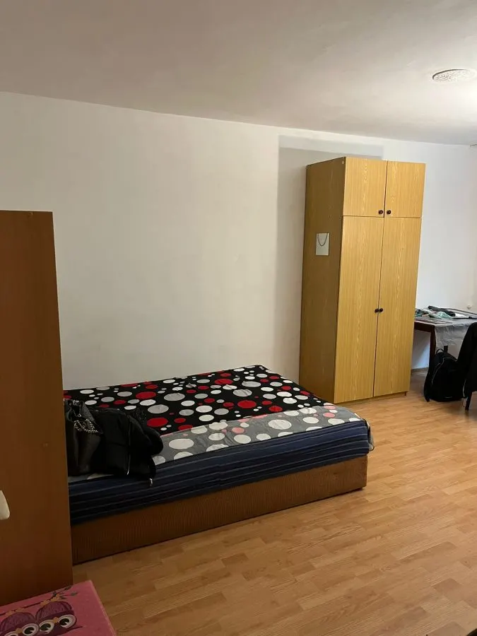APARTAMENT 1 CAM DECOMANDAT PODU DE FIER ET 2 DIN 4 LIBER - foto 3