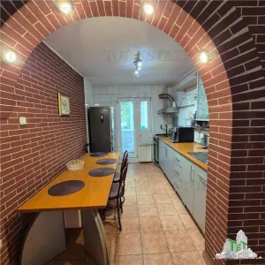 Apartament spatios cu 4 camere plus boxa accesibila din interior. - foto 3