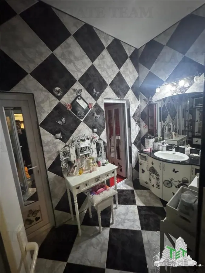 Casa spatioasa si versatila de vanzare in Eforie Nord - ideala pentru locuinta + afacere! - foto 11