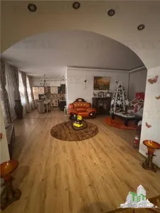 Casa spatioasa si versatila de vanzare in Eforie Nord - ideala pentru locuinta + afacere! - foto 25