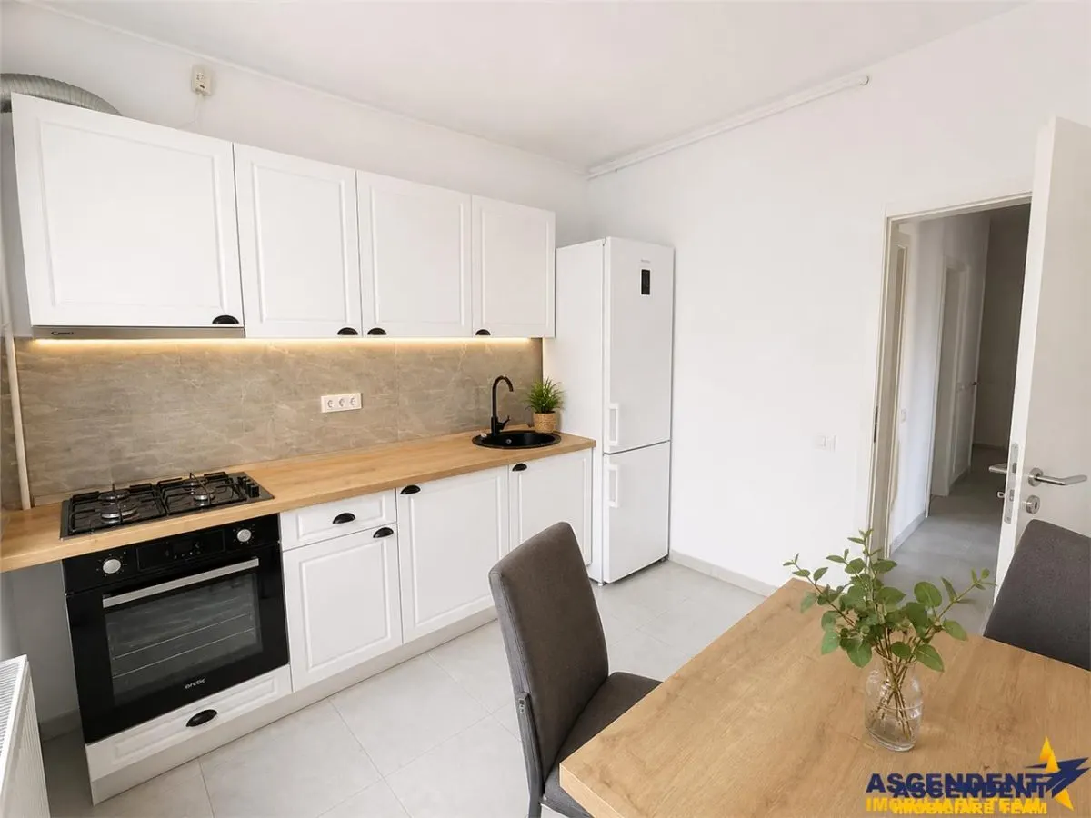 Apartament cu 3 camere, decomandat, regim vila, terasa, 2bai, Tractorul, Brasov - foto 2