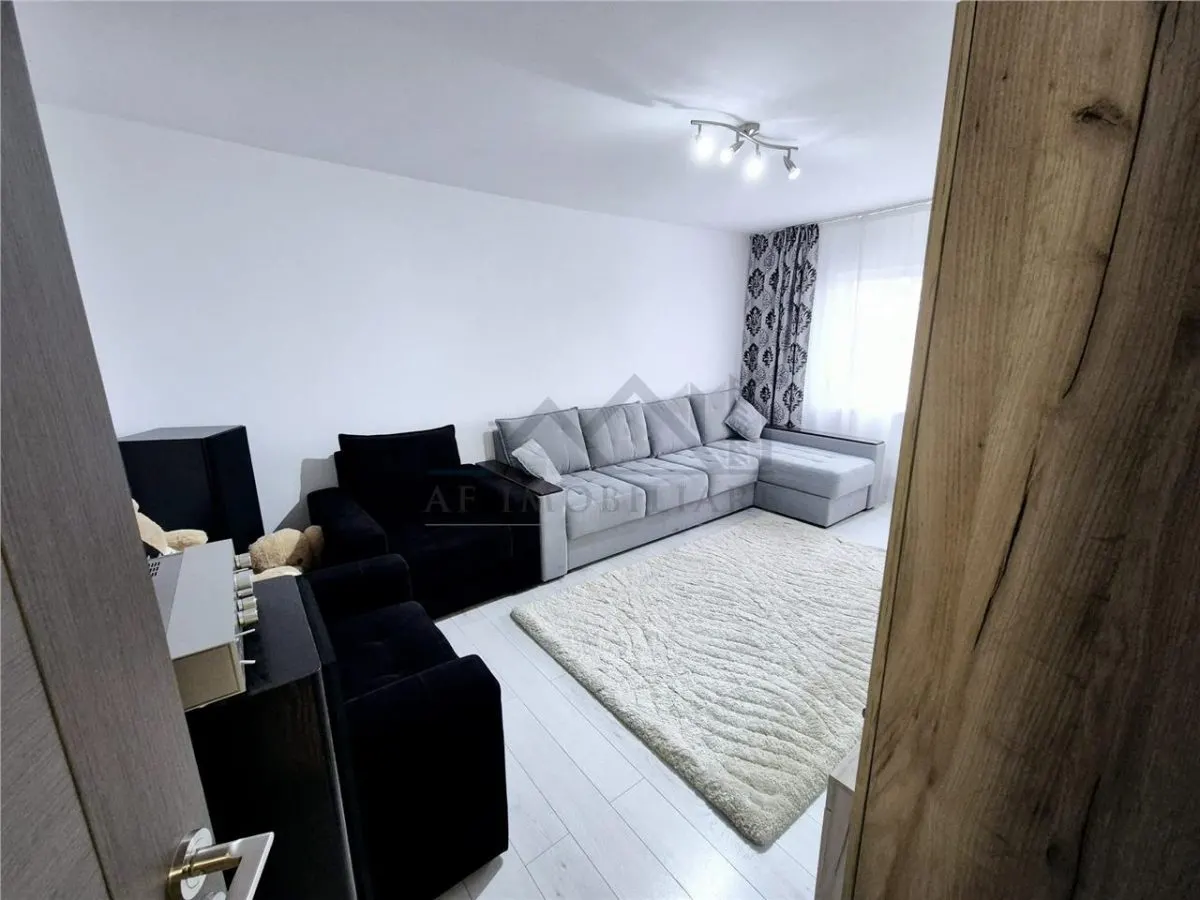 Apartament cu 3 camere de vanzare - foto 1