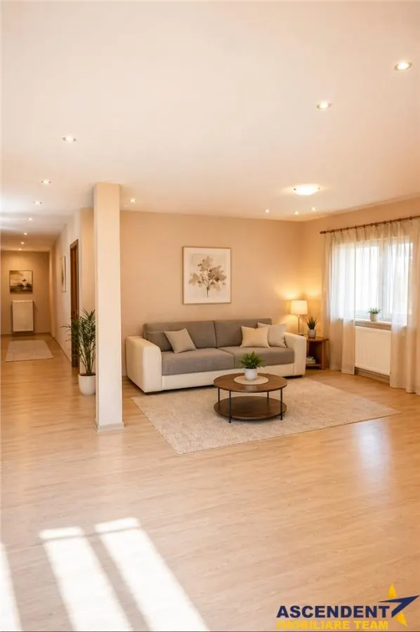 Casa potential:activitati comerciale, birouri, locuire multifamiliala,677 mp teren - foto 2