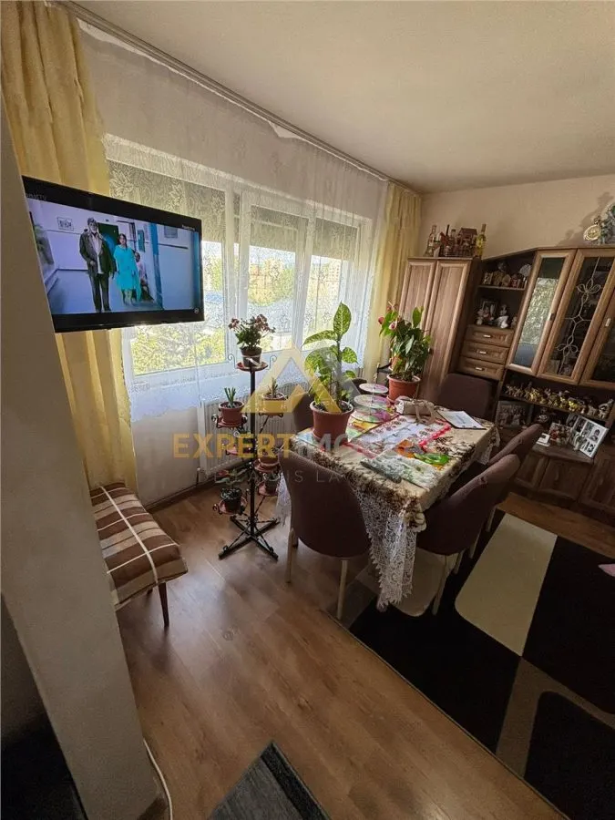 Apartament 2 camere semidecomandat  Cuza Voda pret corect - foto 3