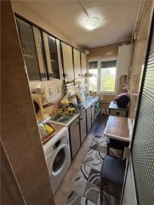 Apartament 2 camere semidecomandat  Cuza Voda pret corect - foto 6