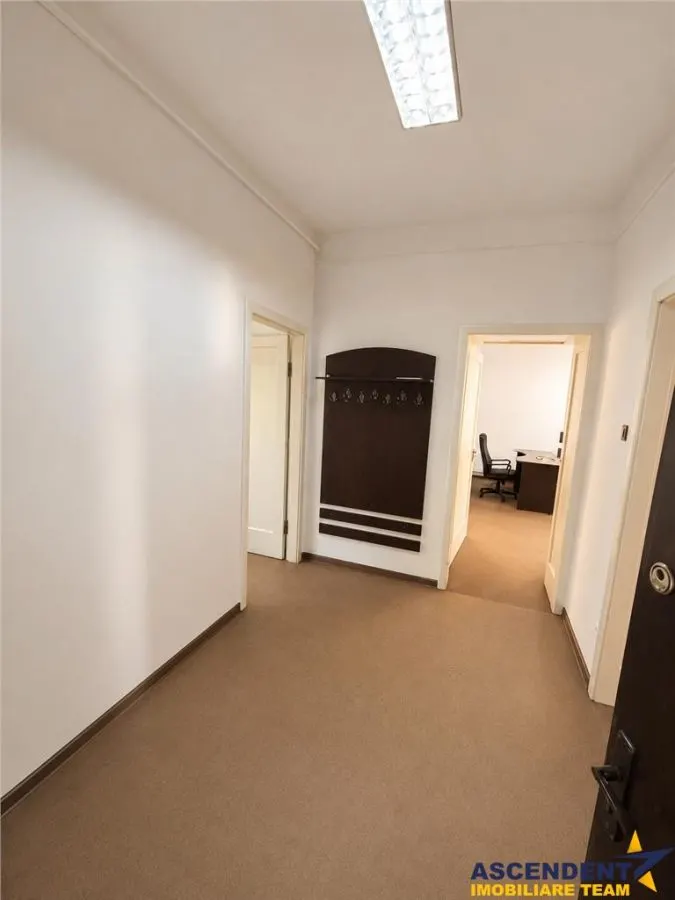 Spatiu pretabil:birouri/ cabinete/ servicii, acces stradal,curte proprie,Central,Targu Mures. - foto 4