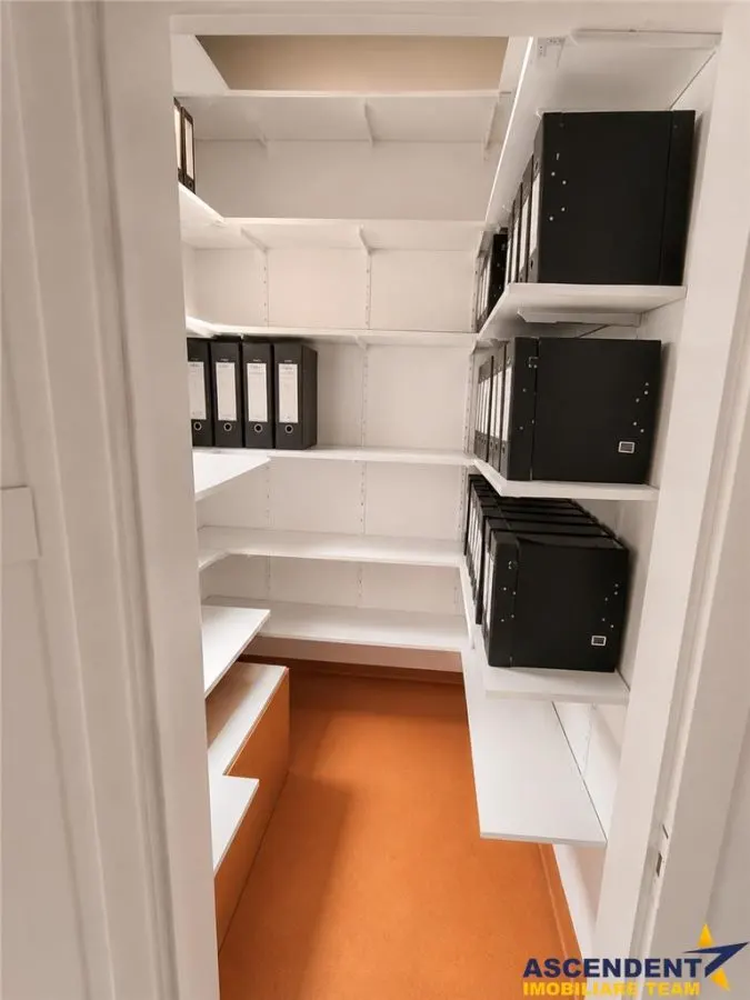 Spatiu pretabil:birouri/ cabinete/ servicii, acces stradal,curte proprie,Central,Targu Mures. - foto 7