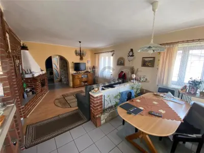 RECO Casa/vila 3 camere, zona Est, Marghita, cu  spatiu comercial - Marghita