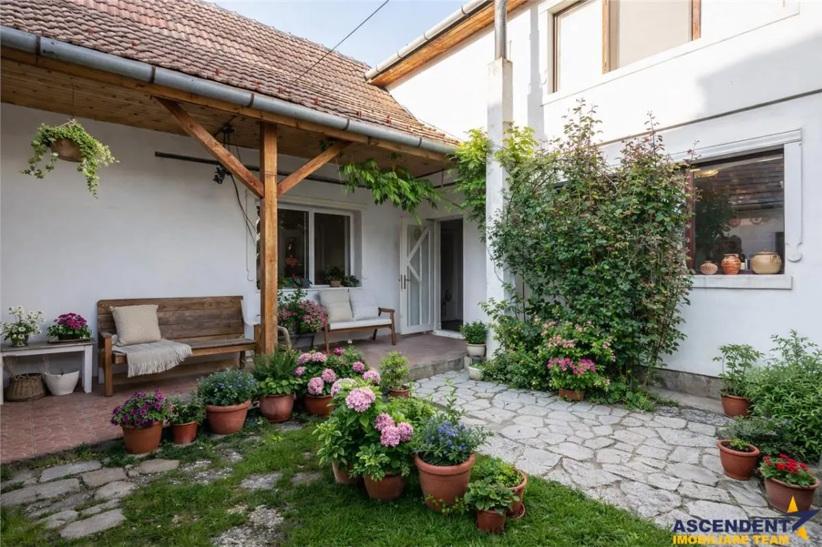 FILM! Casa primitoare in centrul orasului Targu Secuiesc - foto 1