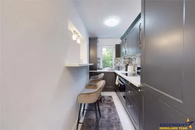 Eleganta si simplitate - Centrul Civic, renovat, etaj 2, design cu detalii unice - foto 2