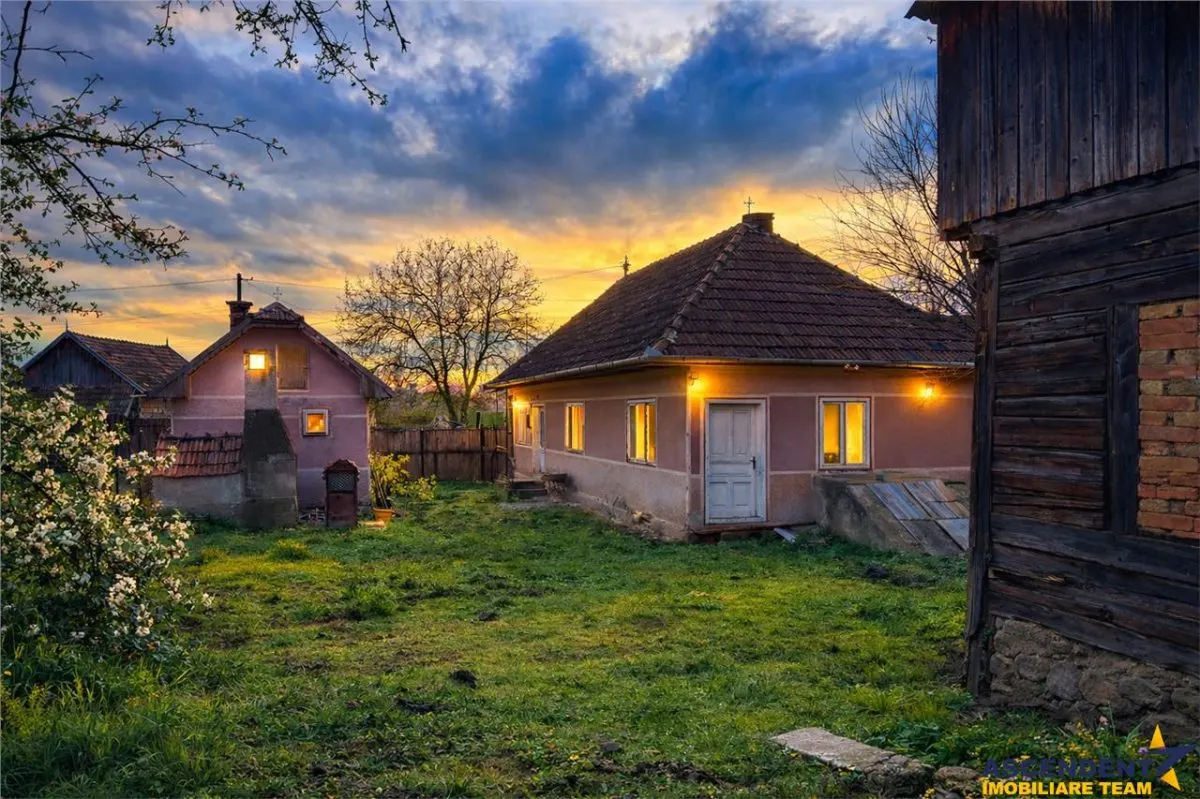 Teren roditor de peste 1.000mp cu casa traditionala, Sanzieni, Covasna - foto 1
