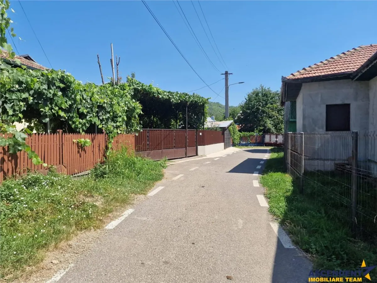 Casa traditionala, cu 2.000mp teren roditor, Izvoarele, Prahova - foto 5