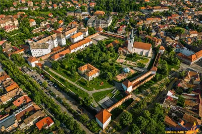 Casa cu doua cai de acces, 5 camere, 4 bai, garaj, langa Cetatea Medievala Targu Mures, - Targu Mures