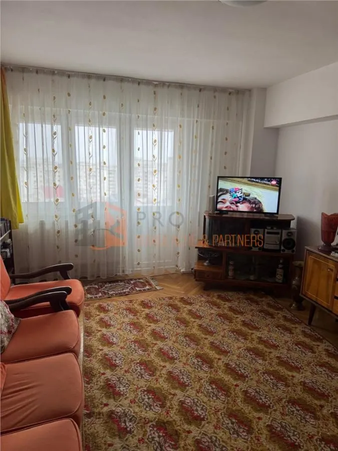 Apartament 3 camere cf 1 zona Centru - foto 2