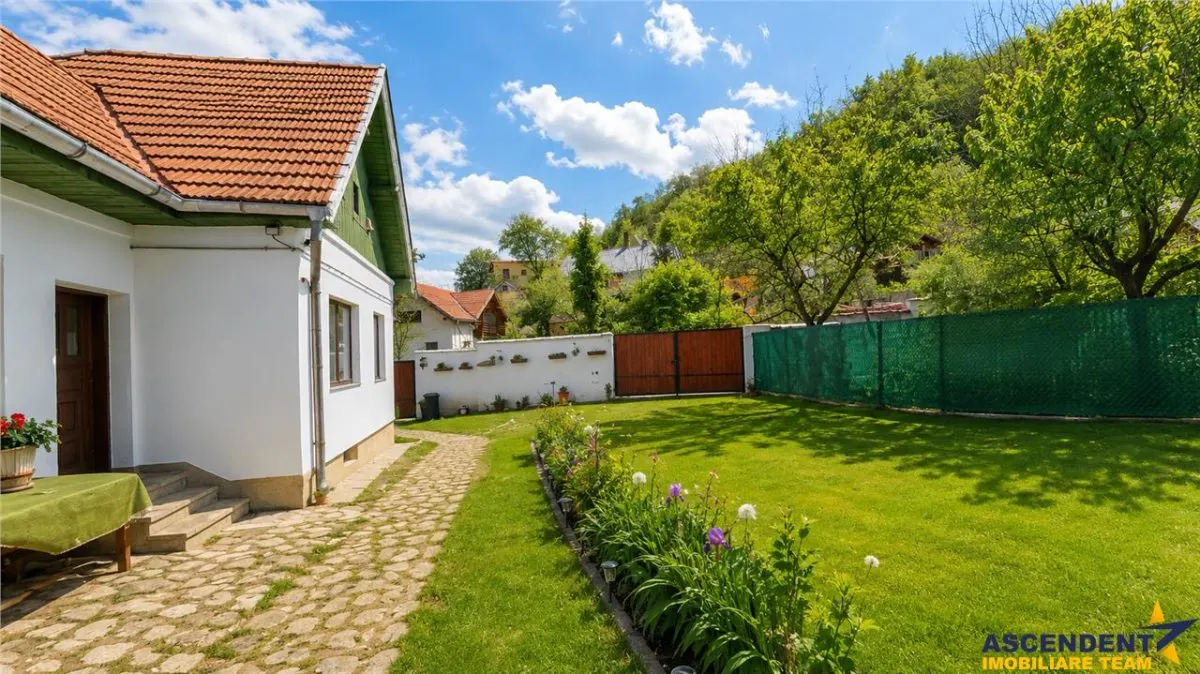 Pe domeniu de 1.750mp, rezidenta in Central, Sacele, Brasov - foto 1
