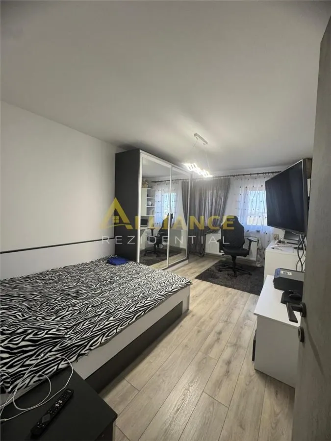 VILA COMPLET MOBILATA STRADA ASFALTATA 5 CAMERE - foto 4