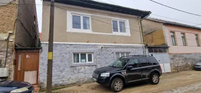 Resita Casa la Pret de Apartament,Parter, Etj 1 si Pod, Zona Muncitoresc - Resita