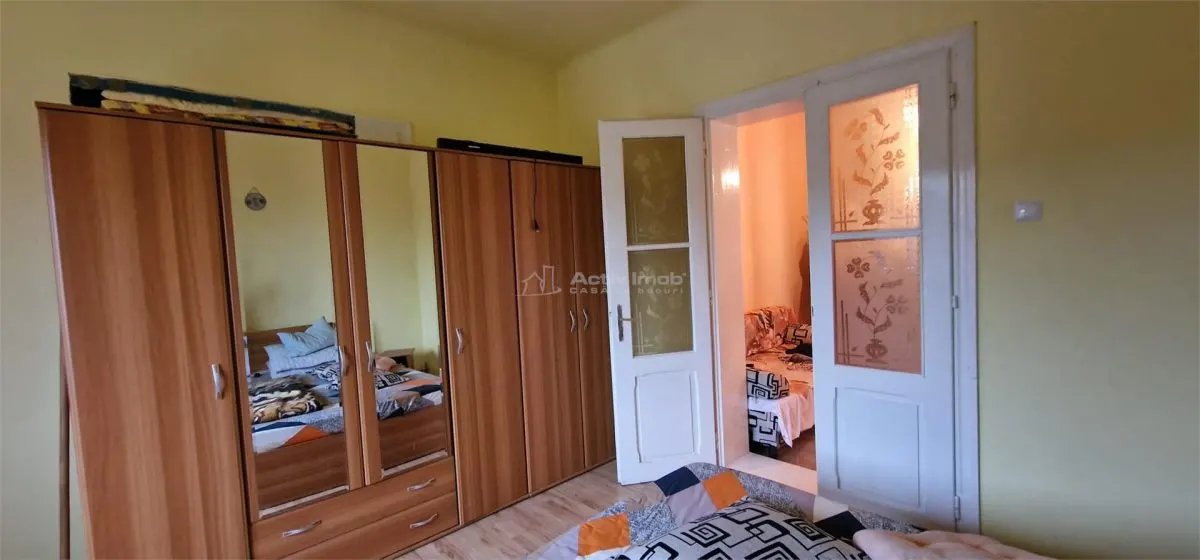 Resita Casa la Pret de Apartament,Parter, Etj 1 si Pod, Zona Muncitoresc - foto 3