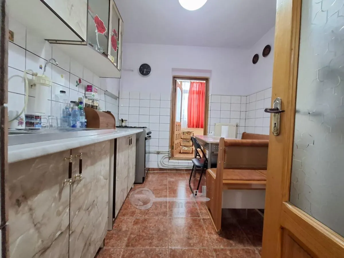 Liber, apartament 3 camere, Nicolina 2, baie cu geam, 60 mp utili - foto 2