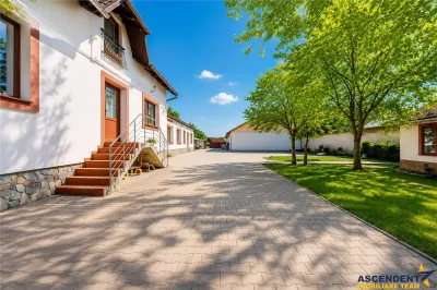 Sediu firma/ rezidential, pe domeniu de 2.240 mp teren,Central, Halchiu, Brasov - Brasov
