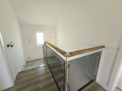 Casa individuala- 6 camere - 4 bai- 3 dressinguri-100m de autobuz - foto 9