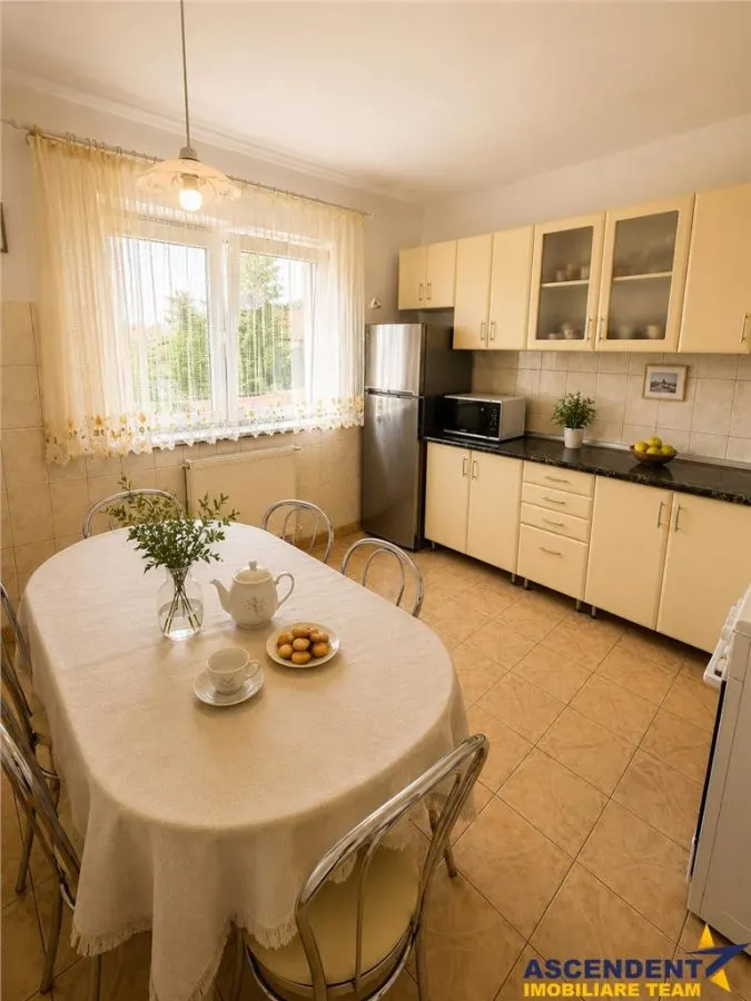 Casa individuala cu 5 camere, garaj, pivnita si curte proprie, Sangeorgiu de Mures. - foto 3
