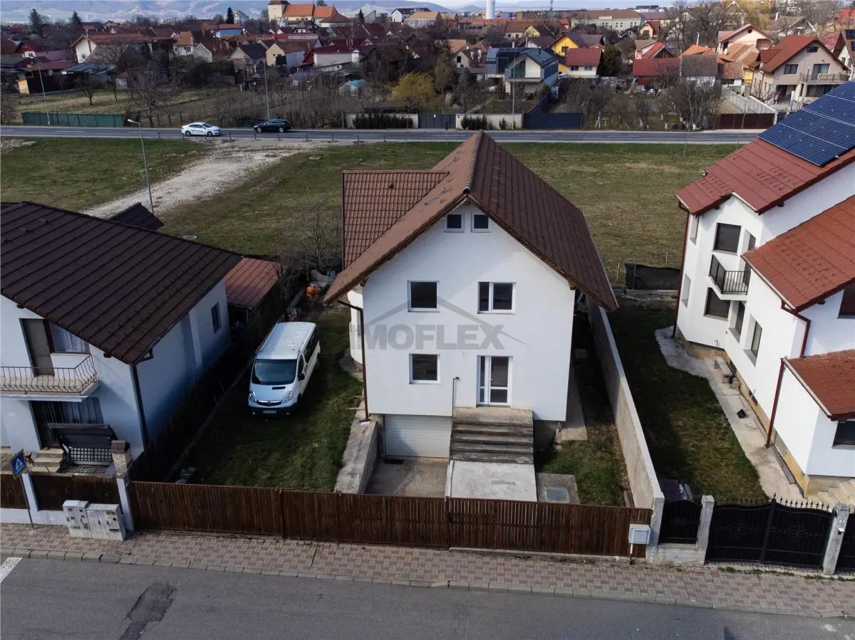 Casa spatioasa cu Etaj si Curte In zona Premiun Ghimbav - foto 2